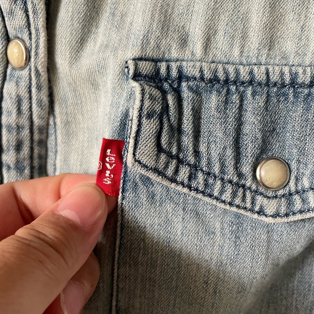 Levi’s denim shirt. Size small . Condition 10:10 - Picture 3 of 6